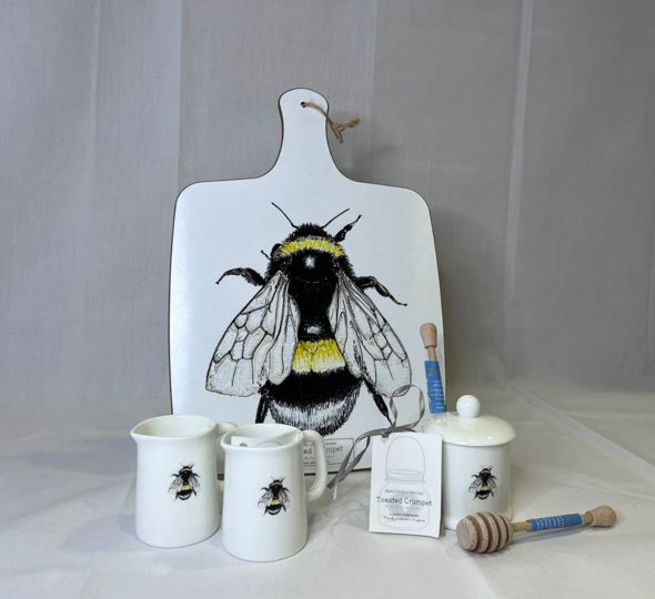 Kitchen accessories with bee print