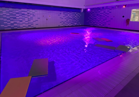 Learner pool with dimmed lighting